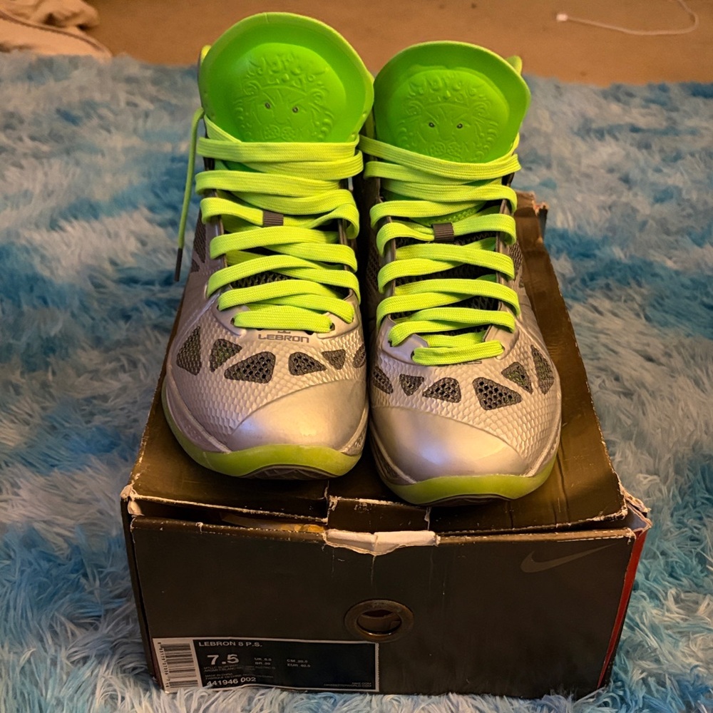 Nike Men’s 7.5 LeBrons 8 Silver & Neon Green Basketball Sneakers